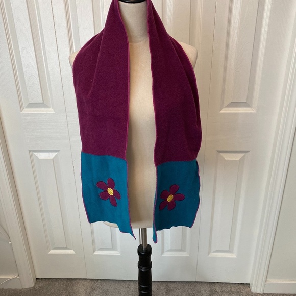 Northern Getaway women’s scarf - Picture 1 of 4